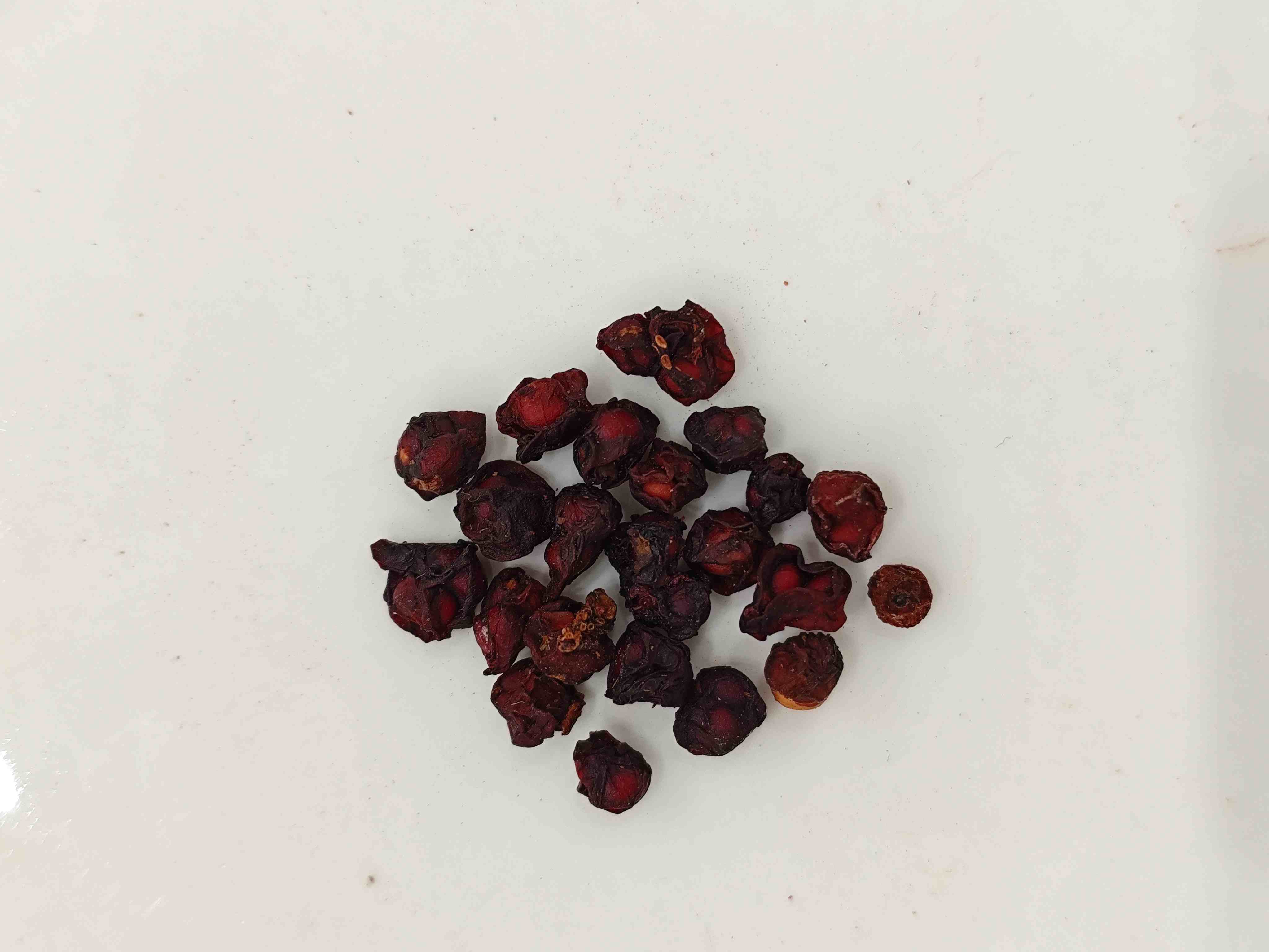 Buah Schisandra (wǔwèizǐ):